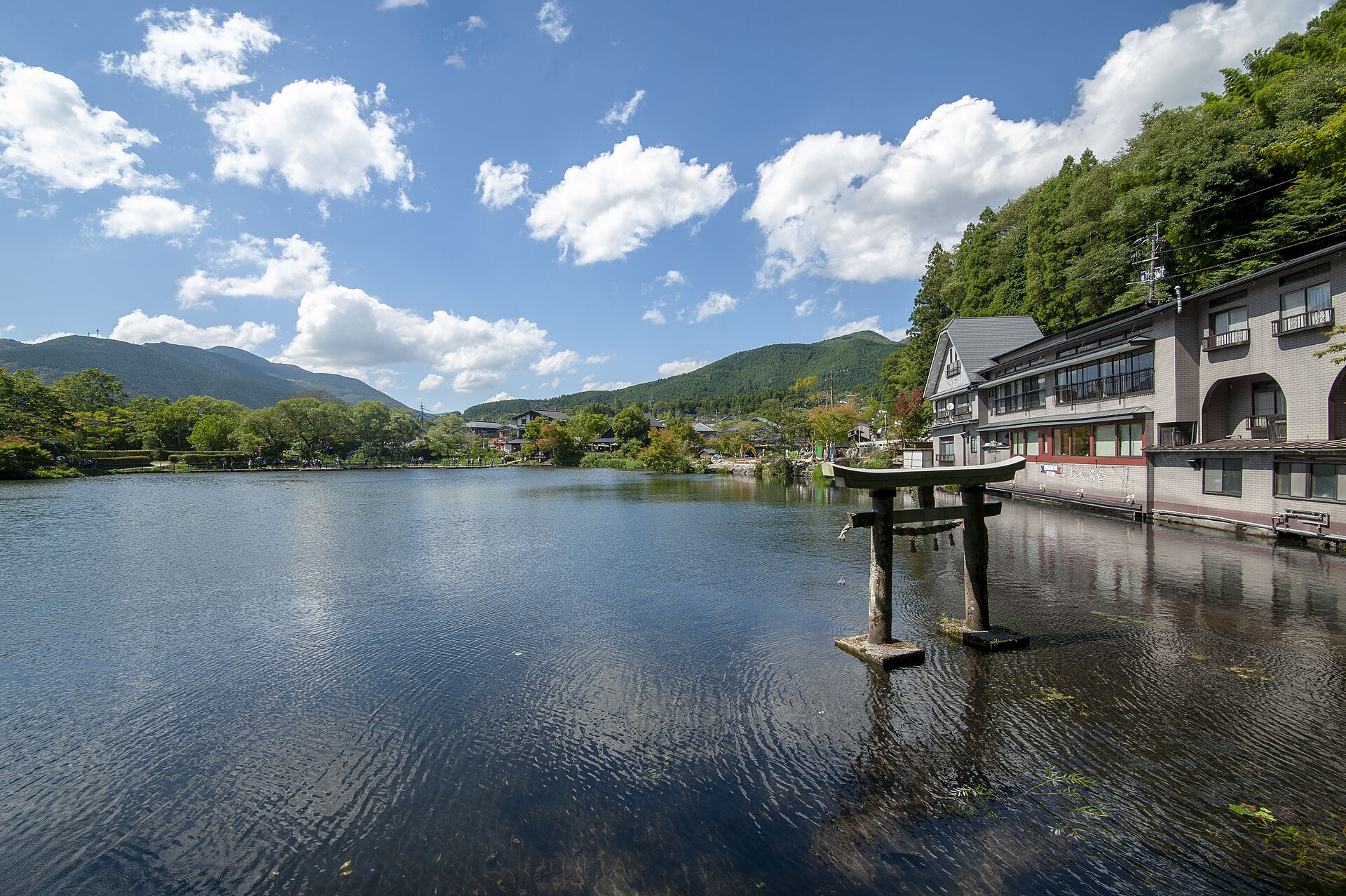 金鱗湖,湖面上立著一座鳥居,後面就是由布院的山