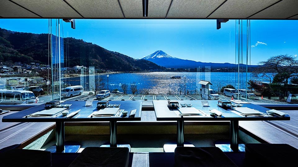 展望餐廳。整面玻璃窗外是湖跟富士山，早餐也在這裡吃
