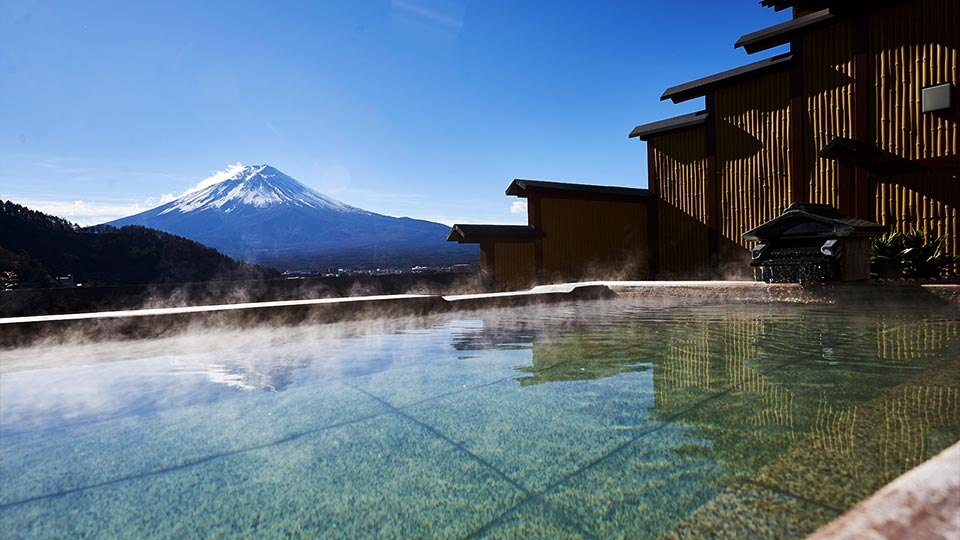 屋頂的富士見之湯。冬天早上湯面冒煙，富士山就在正前方