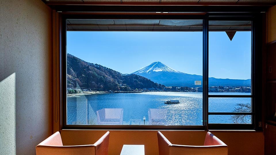 特別室的窗。湖面、遊覽船、富士山，一格窗全部裝進去