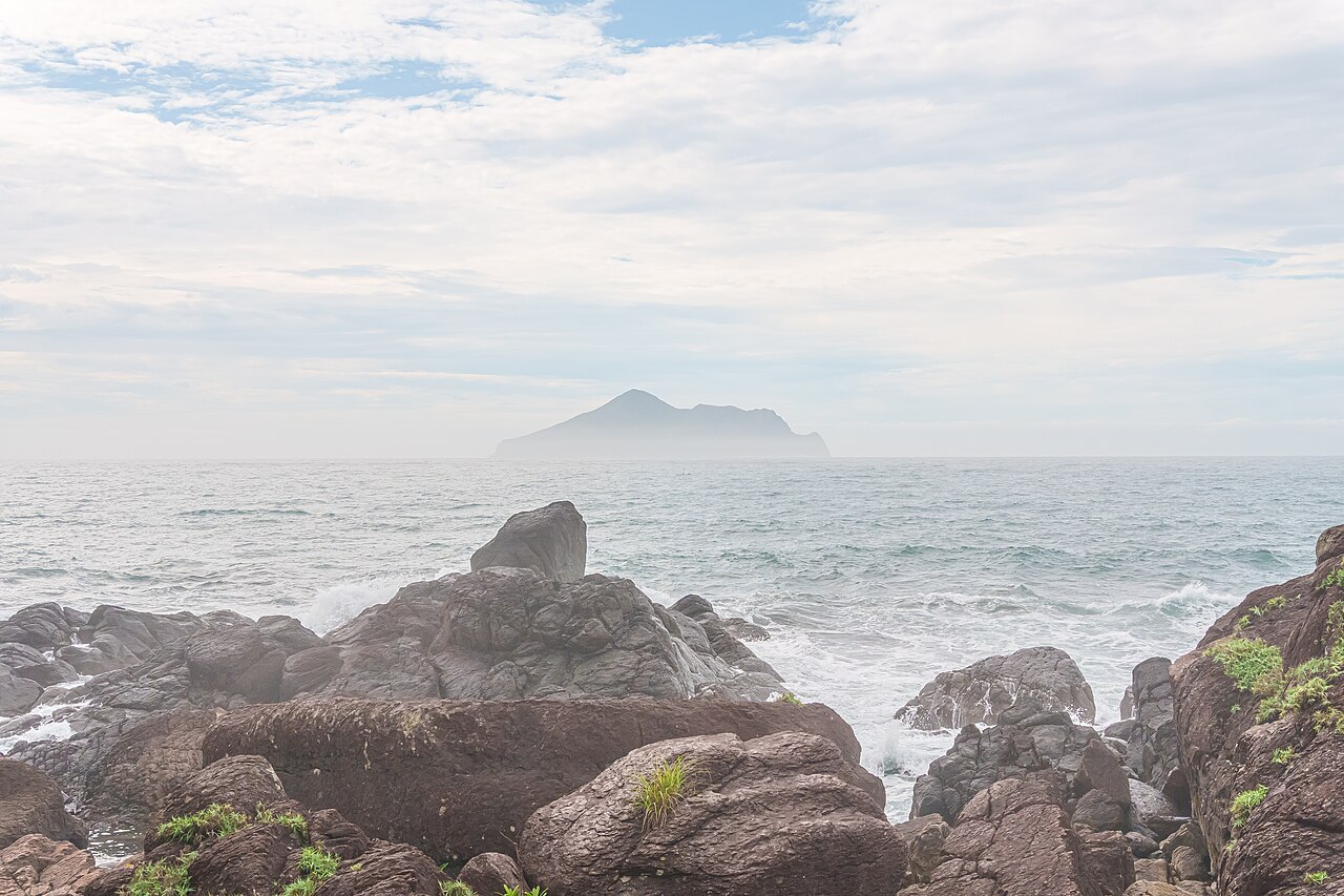 從頭城海邊看龜山島。一整天它都會在你旁邊