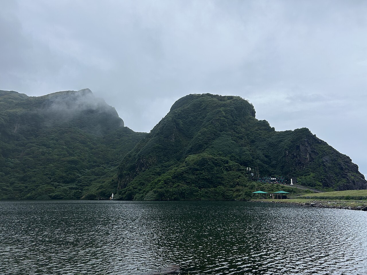 上了龜山島,龜尾湖就在碼頭旁邊,湖後面就是島上的山