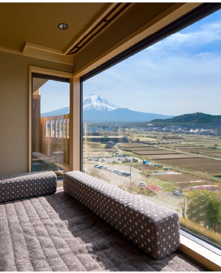 燦里 Comfort 的窗邊。長椅躺下去,富士山就在窗外