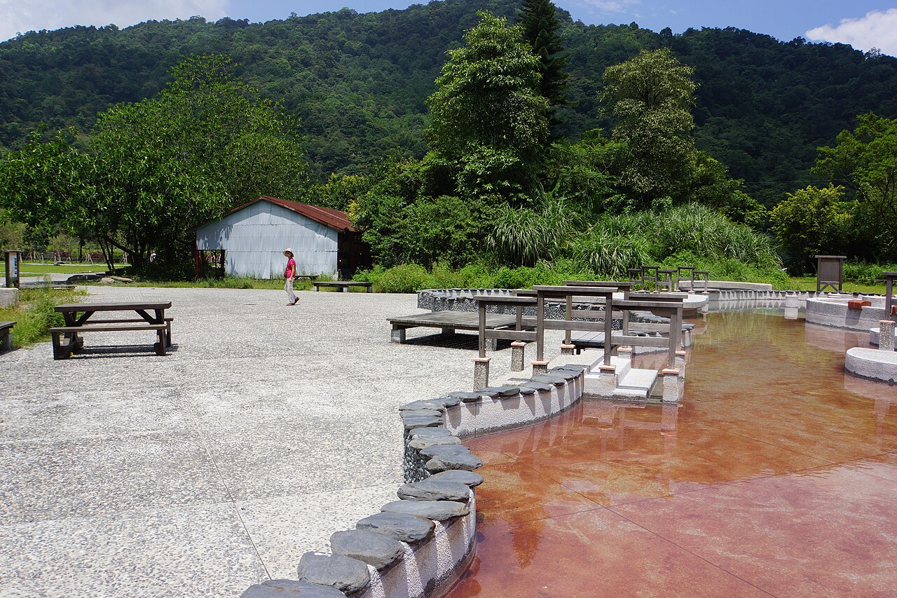 清水地熱公園的泡腳池,池底是溫泉染出來的紅褐色